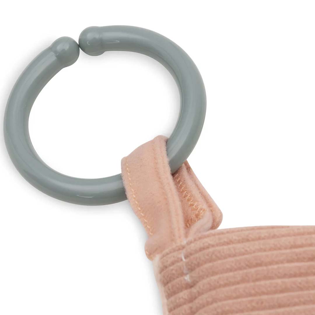 Detail van de grijze ring en de roze stoffen lus van het Jollein activiteitenboekje.