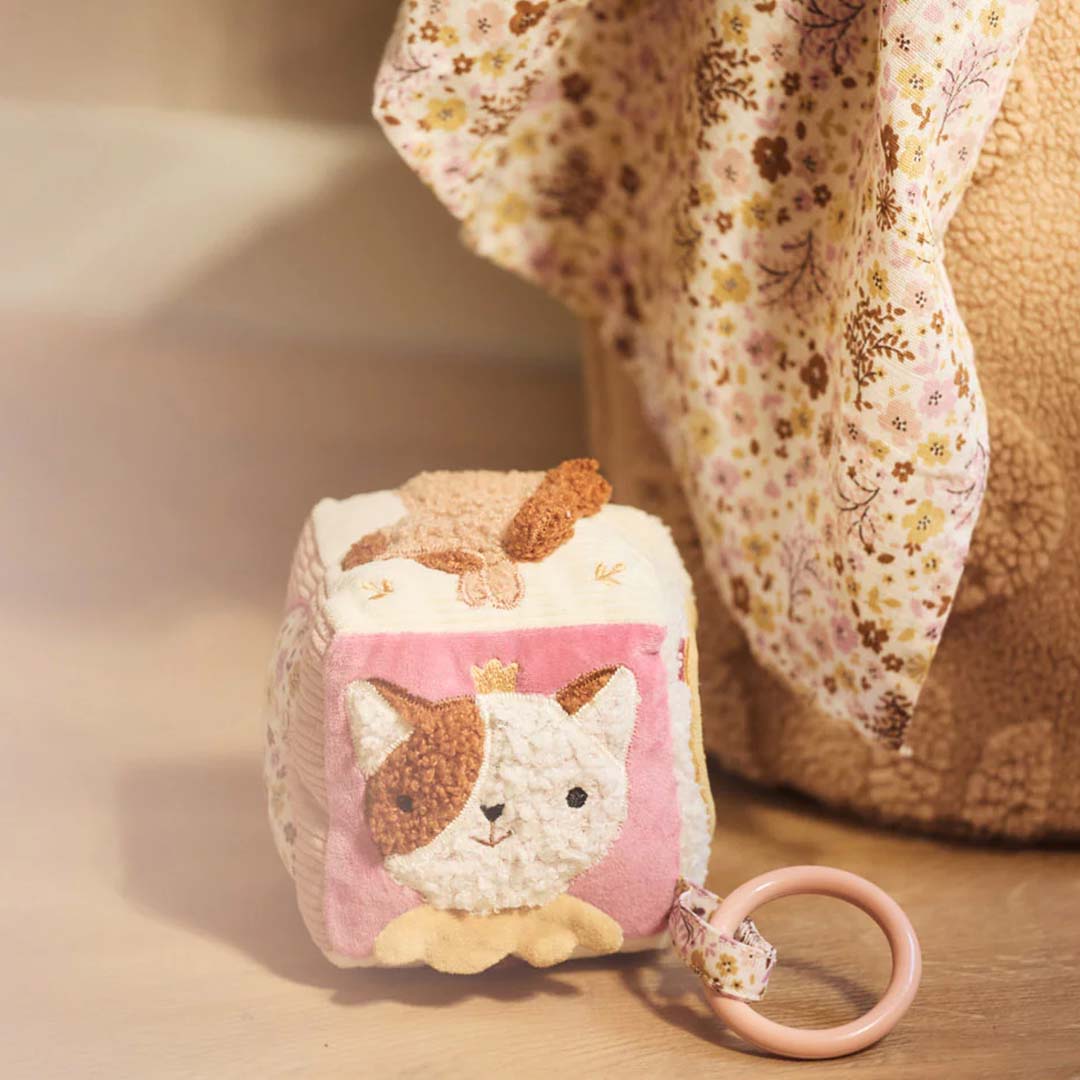 Jollein activiteitenkubus met een kattenkop en een roze ring op een houten ondergrond.
