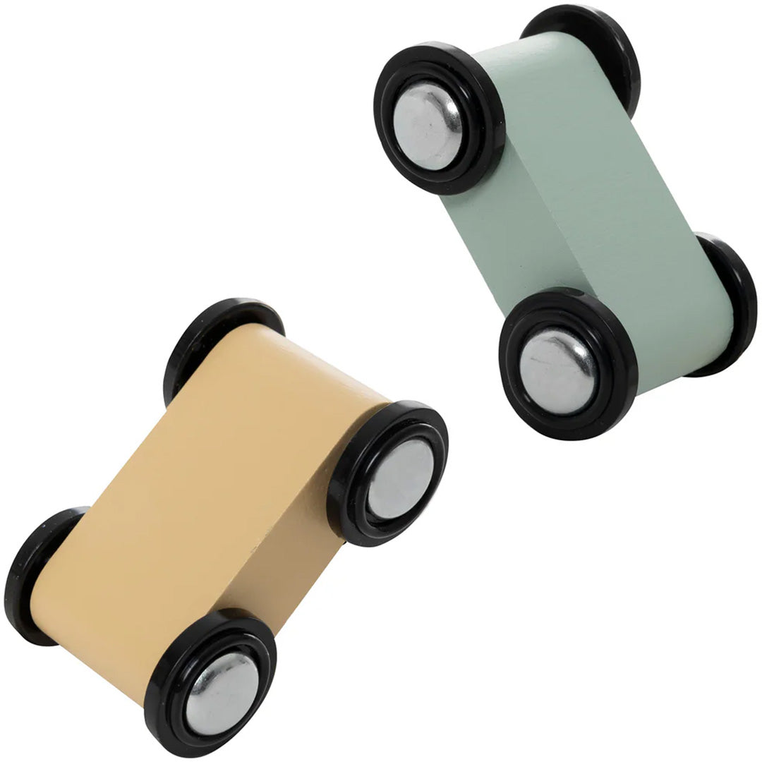 Twee houten speelgoedautootjes in lichtgroen en beige.