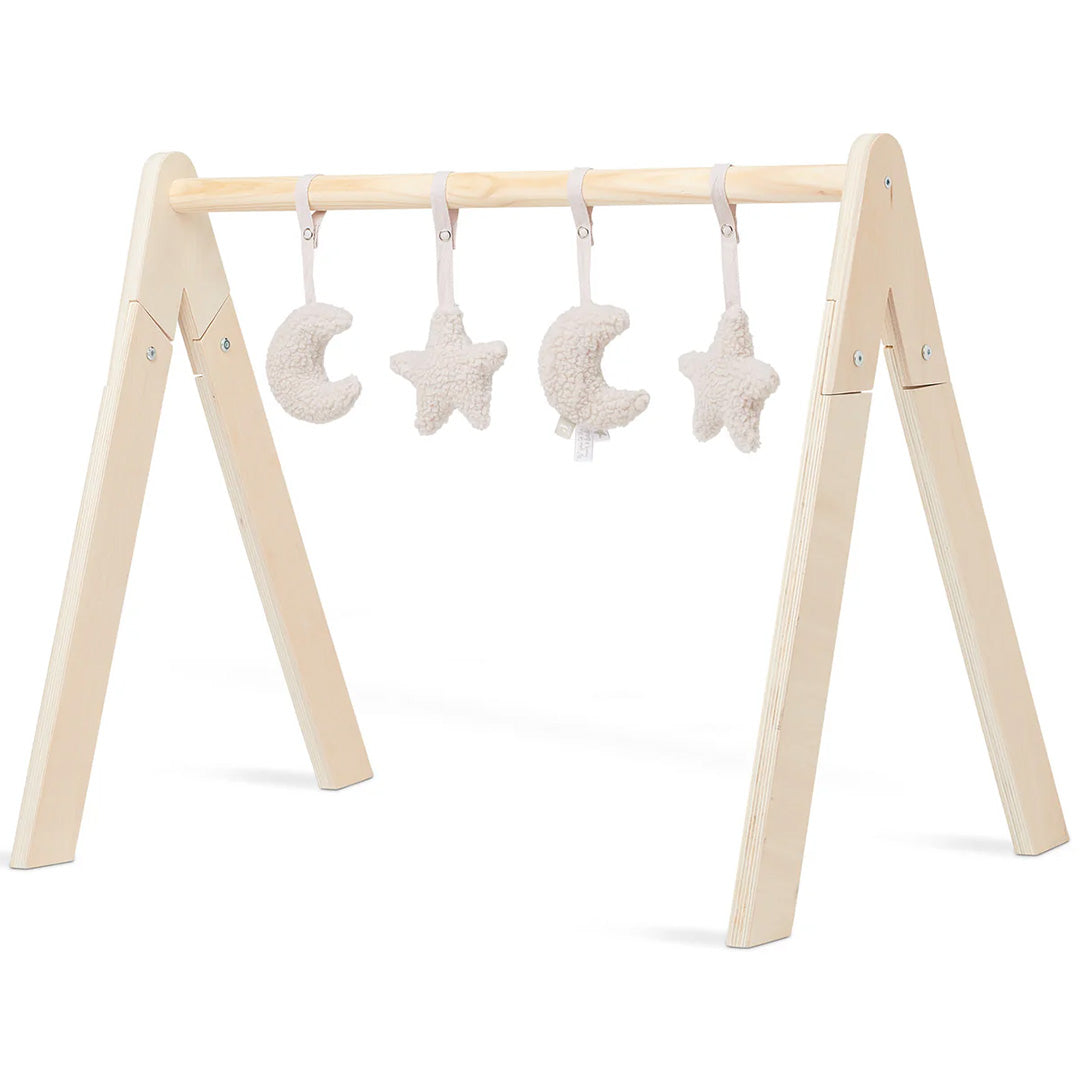 Jollein babygym met vier beige polyester speeltjes in de vorm van sterren en manen.