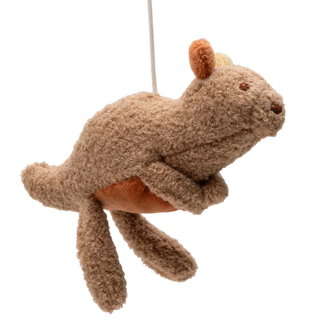 Detail van de Jollein babymobiel met een pluchen kangoeroe.