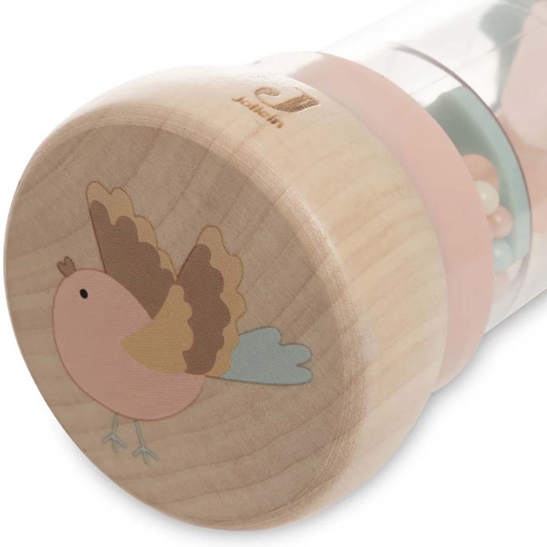 Detail van de Jollein houten regenrammelaar met een illustratie van een roze vogel.