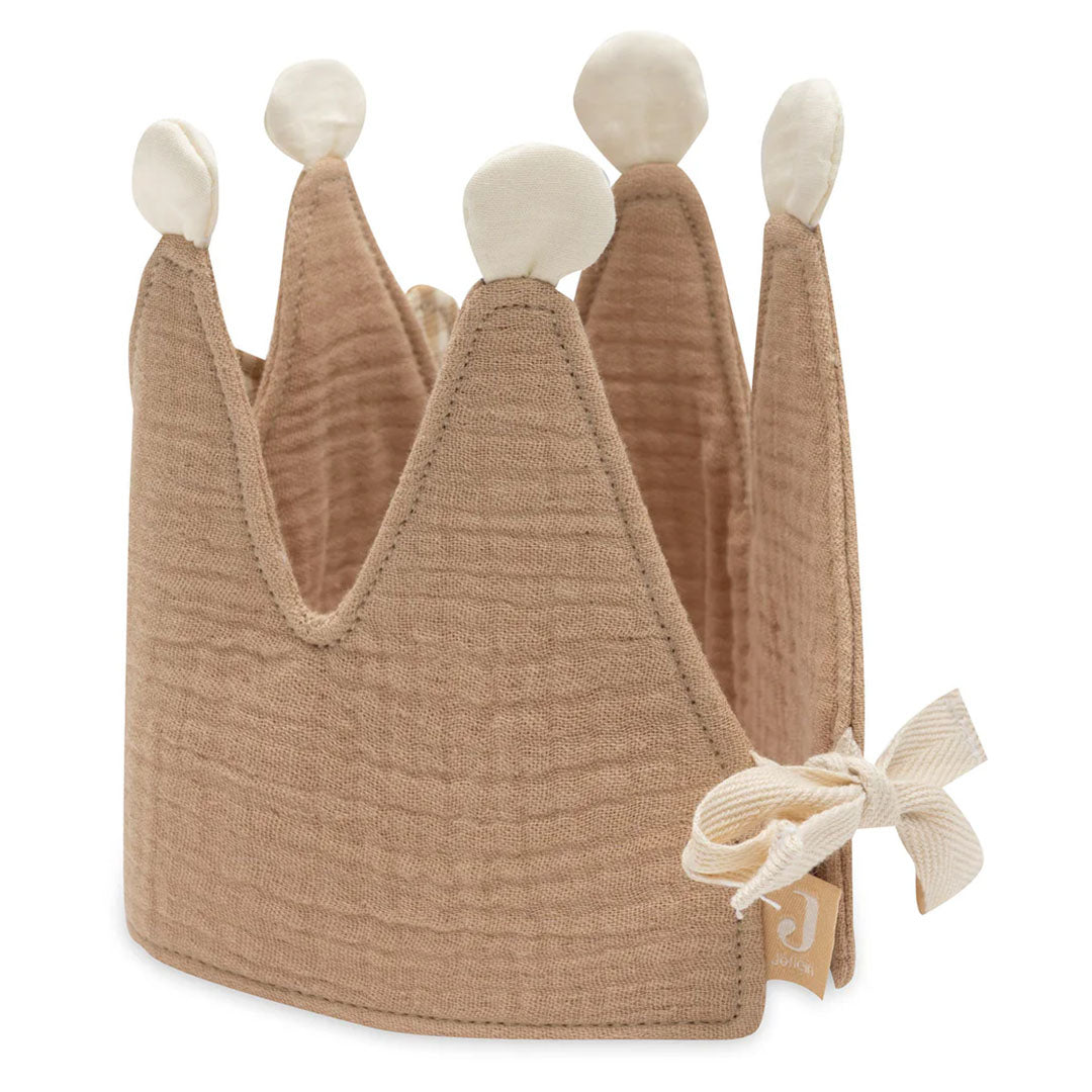 De achterkant van de Jollein beige verjaardagskroon met een strikje en het merklabel.