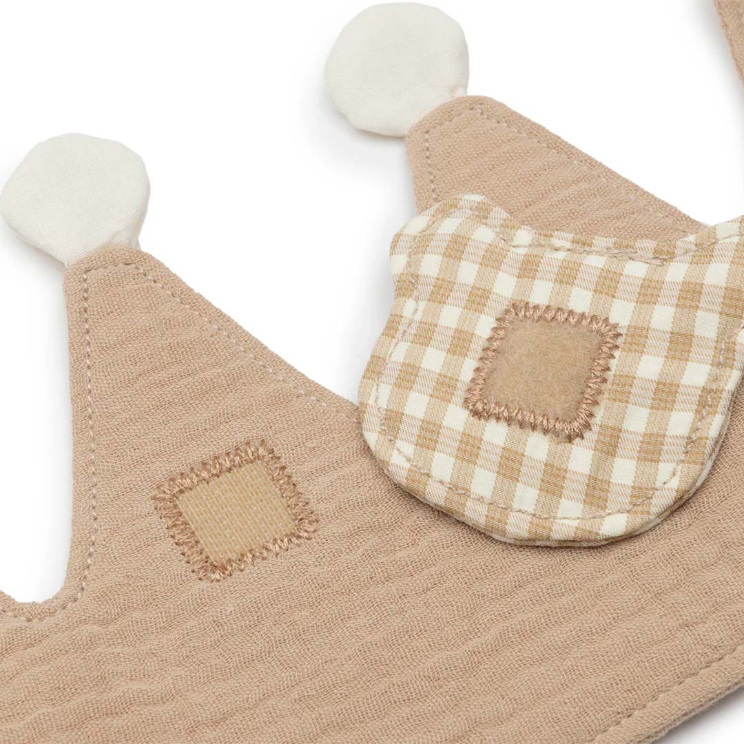 Detail van de Jollein beige verjaardagskroon met een geruite teddybeer patch met het cijfer 1 en klittenband.