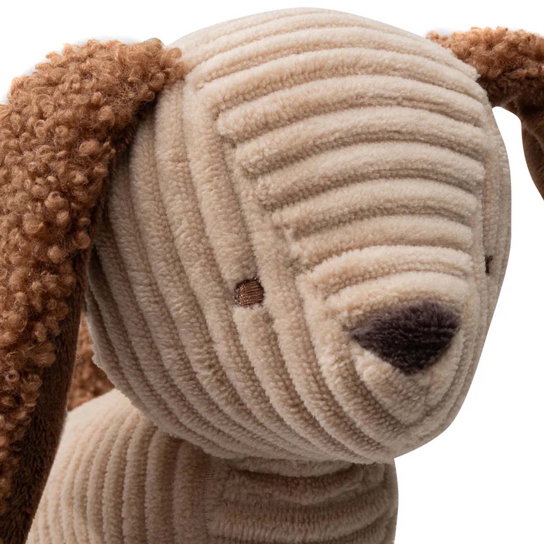 Detailopname van de kop van de Jollein pluche honden wagenhanger met textuur.