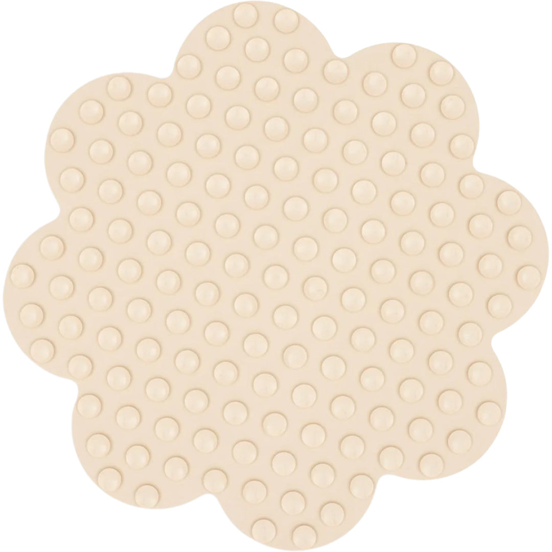 De onderkant van de Jollein zandkleurige bloem badmat met antislip zuignappen.