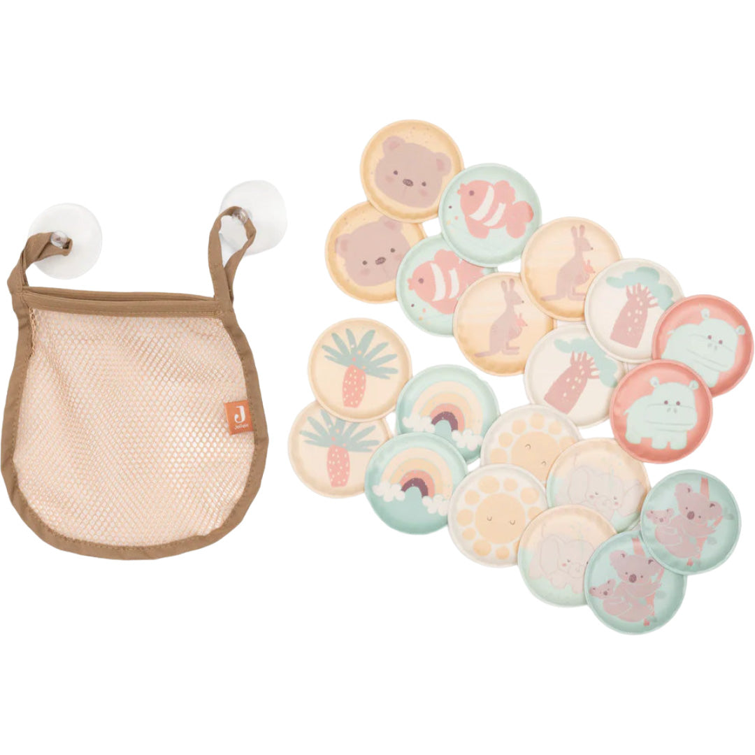 Jollein badspeelgoed set met een beige gaas opbergzakje en ronde schuimrubberen memoriekaartjes met dieren en regenbogen.