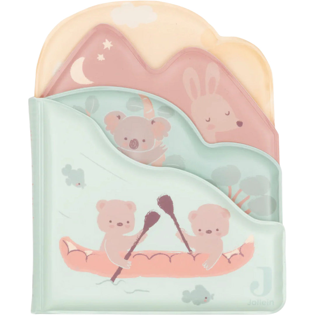 Jollein magisch badboekje voor baby's met een illustratie van bergen, koala's, konijnen en beren in een kano.