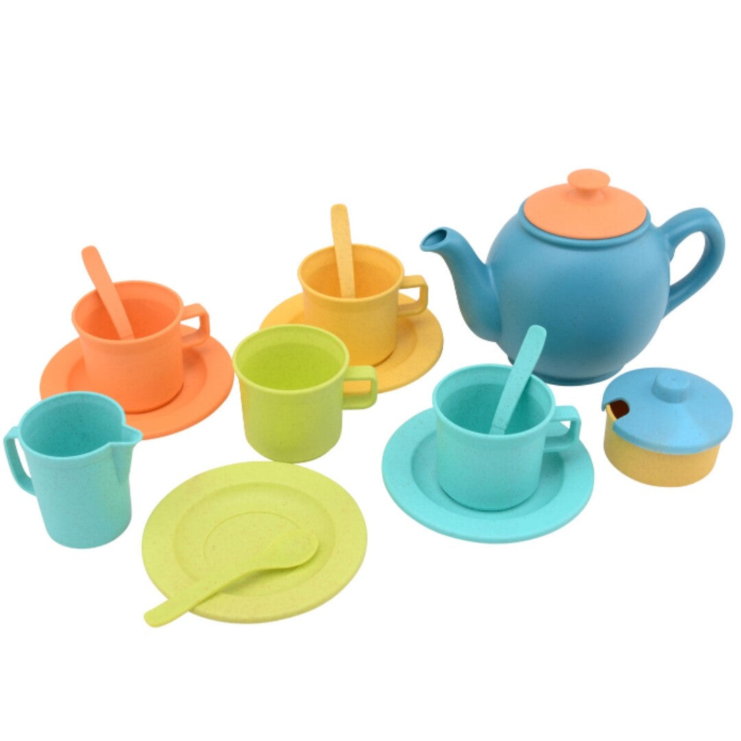 Jouéco theeservies met een blauwe theepot, oranje, gele, groene en turquoise kopjes, schotels en lepels.
