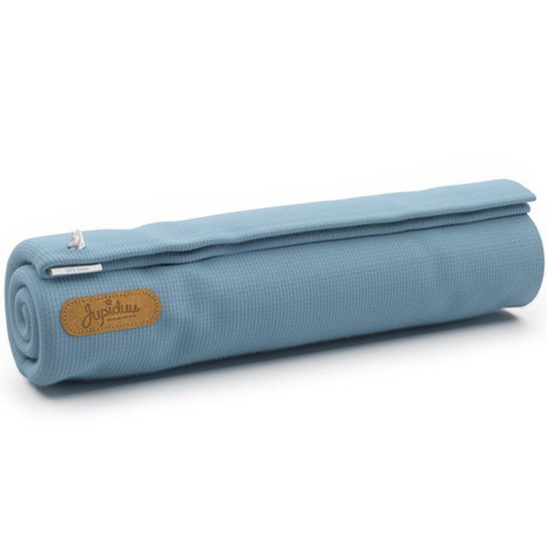 Jupiduu blauwe hoes voor jumpspot, opgerold met een bruin merklabel.