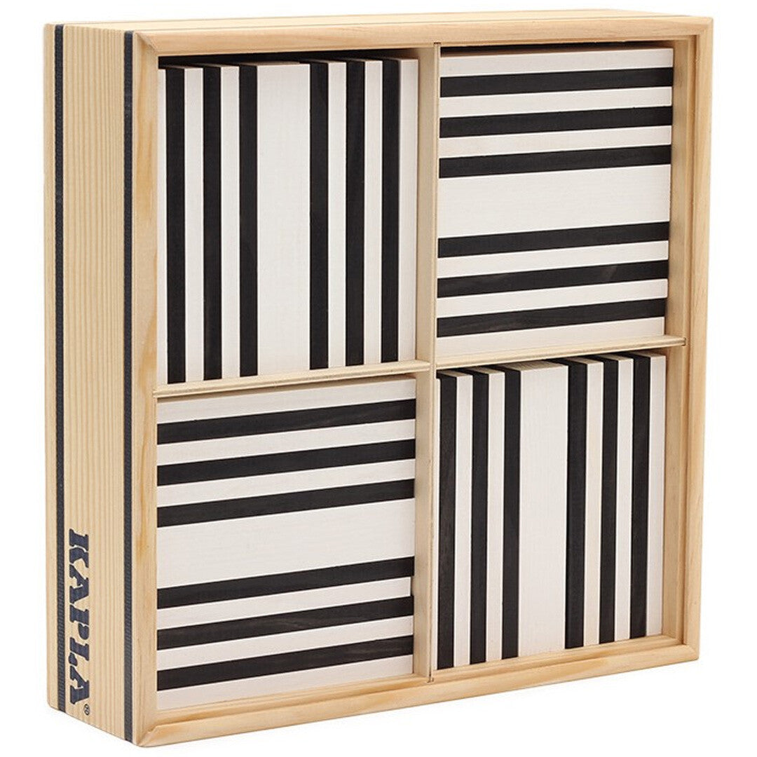 Kapla houten stapelplankjes in een houten doos, met zwart-wit gestreepte blokken.