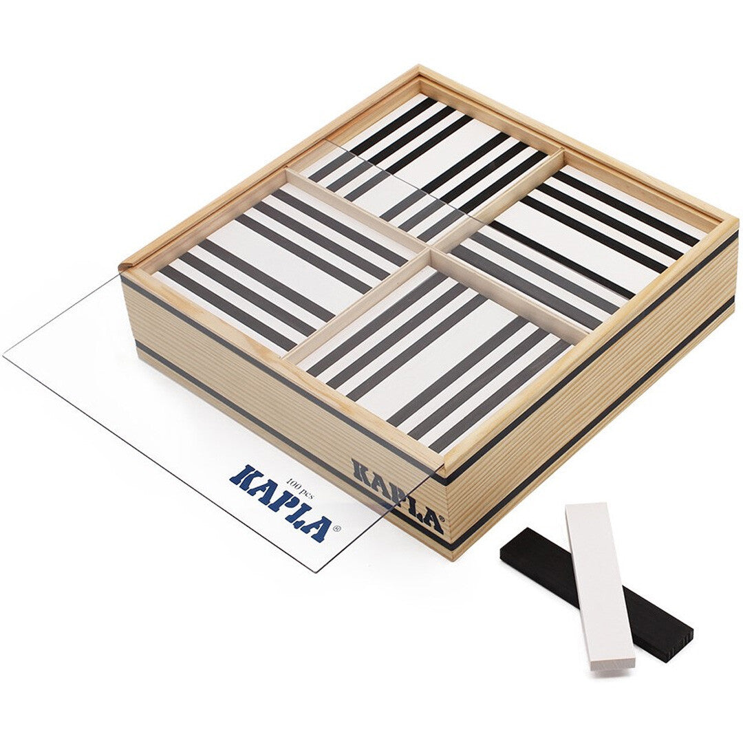 Kapla houten stapelplankjes set met deksel ernaast en twee losse zwart-witte blokken.