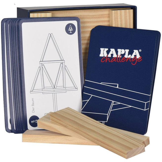 Kapla Challenge set met blauwe kaarten, instructiekaarten en beige houten bouwplankjes.