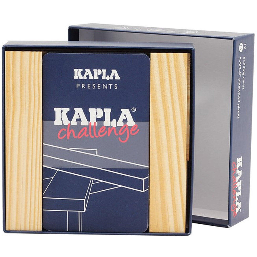 De open Kapla Challenge verpakking met blauwe kaarten en beige houten bouwplankjes.