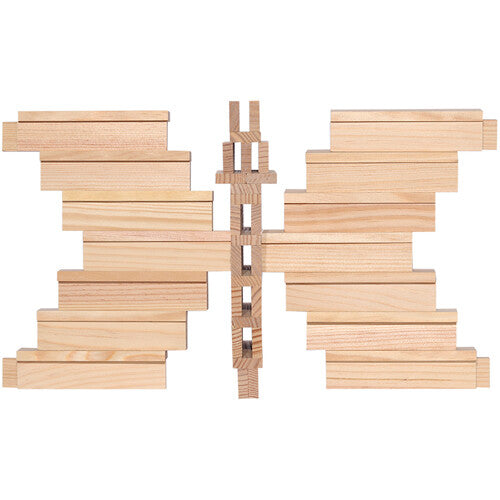 Een vlinderfiguur gemaakt van Kapla houten stapelplankjes.