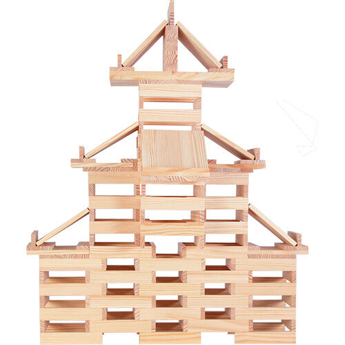 Een hoog kasteel of toren gebouwd van Kapla houten stapelplankjes.