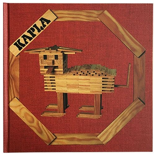 Rood Kapla boek met een afbeelding van een dier gemaakt van houten stapelplankjes.