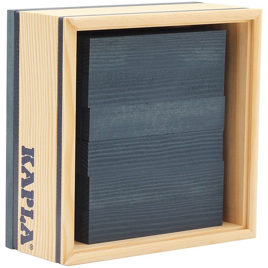 Kapla houten blokken in donkerblauw, opgeborgen in een houten kist.