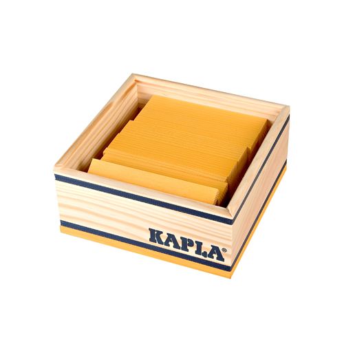 Kapla houten doos gevuld met gele Kapla stapelplankjes.