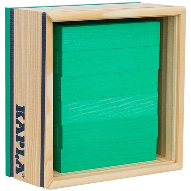 Kapla houten bouwblokken in een houten kist, met groen geschilderde stapelplankjes.