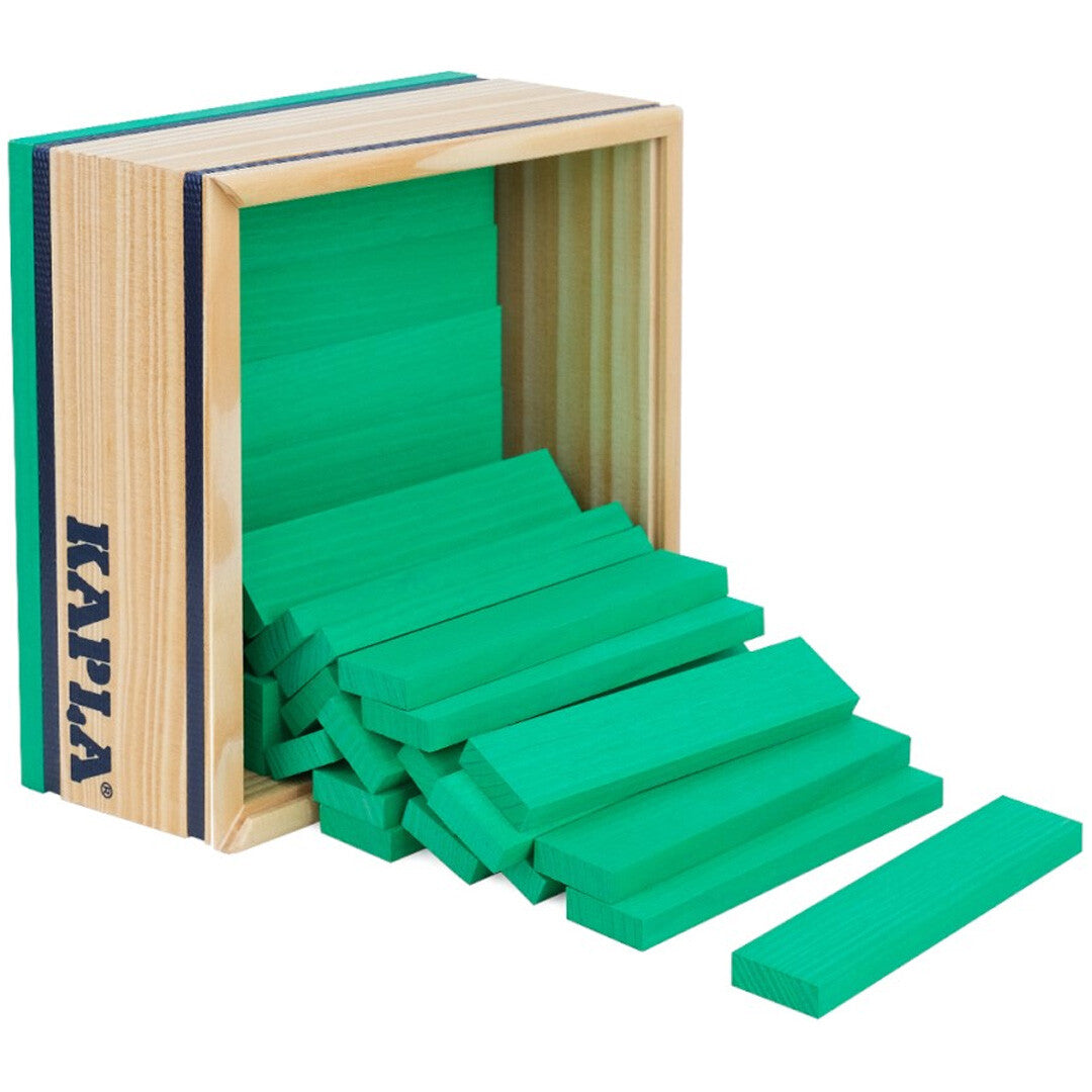 Kapla houten bouwblokken, met groene stapelplankjes die uit een houten kist vallen.