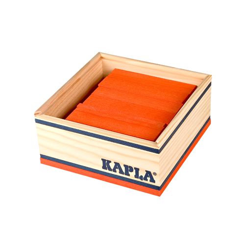 Kapla houten bouwspeelgoed met oranje stapelplankjes in een houten kistje.