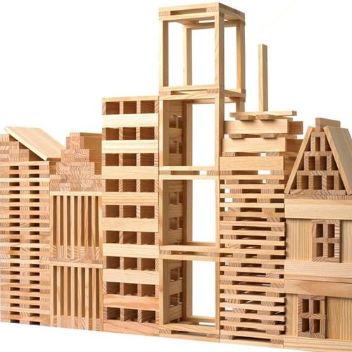 Grote constructie van houten Kapla blokken die een stad voorstellen.