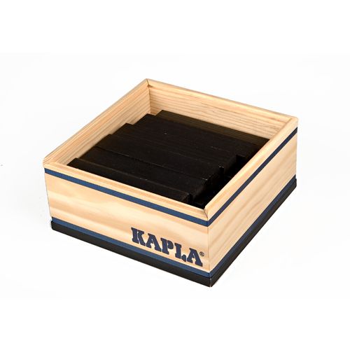 Kapla houten doos gevuld met zwarte Kapla stapelplankjes.