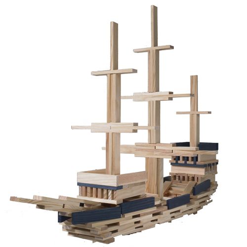 Groot schip gebouwd van natuurkleurige en zwarte Kapla stapelplankjes.