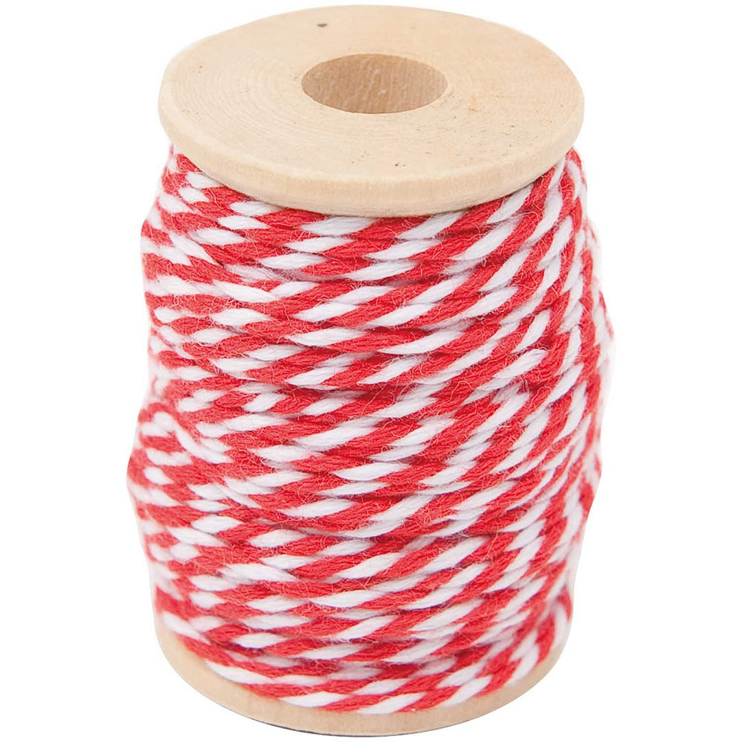 Rico Design rood-wit gestreept katoengaren op een houten klos.