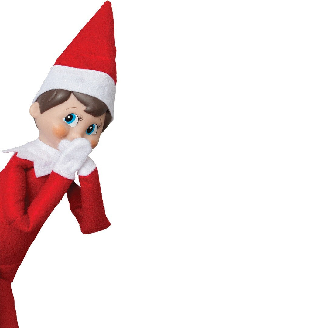 Elf on the Shelf elfje met rode kerstmuts en pakje, dat van de zijkant in beeld komt met handen voor de mond.