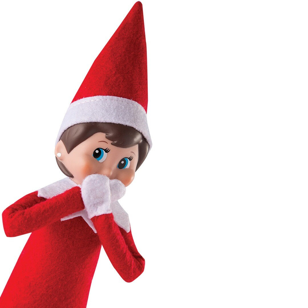 Close-up van het The Elf on the Shelf elfje met haar handen voor haar mond.