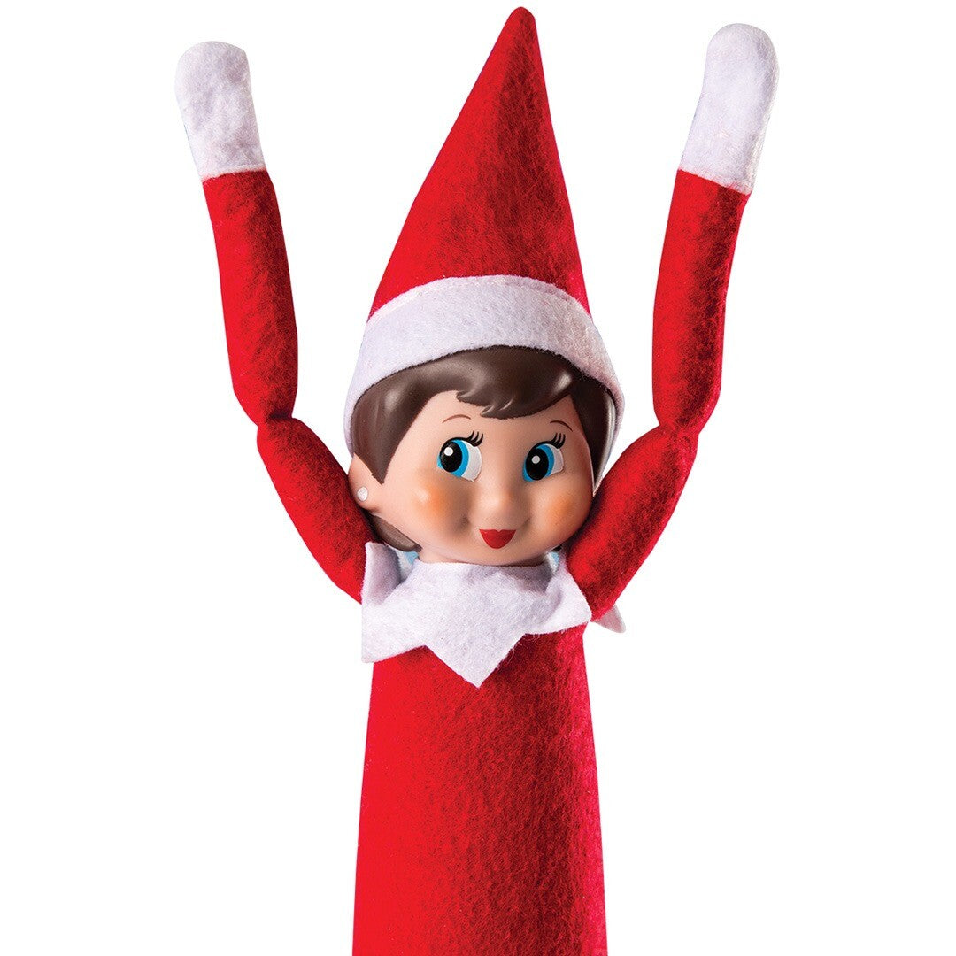 Het The Elf on the Shelf elfje staat met beide armen omhoog.