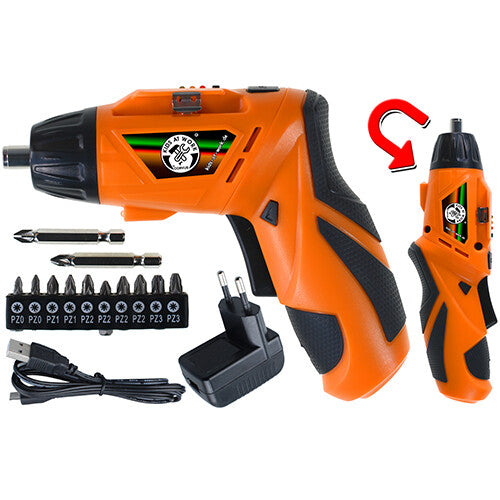 De Kids at Work accuschroevendraaier in oranje en zwart, met diverse bitjes, een USB-kabel en oplader, en een weergave van de draaibare kop.