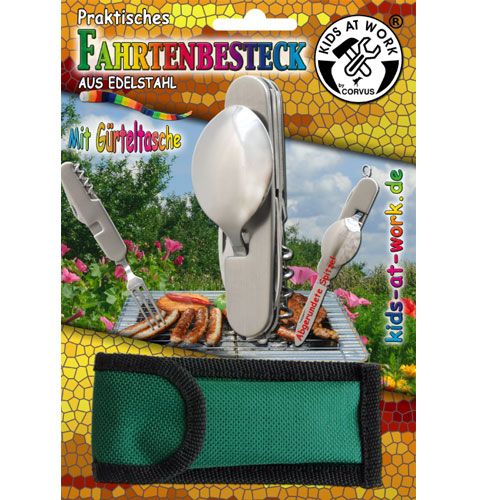 Verpakking van het Kids at work kampeerbestek met een groene opbergetui en een grillscène op de achtergrond.