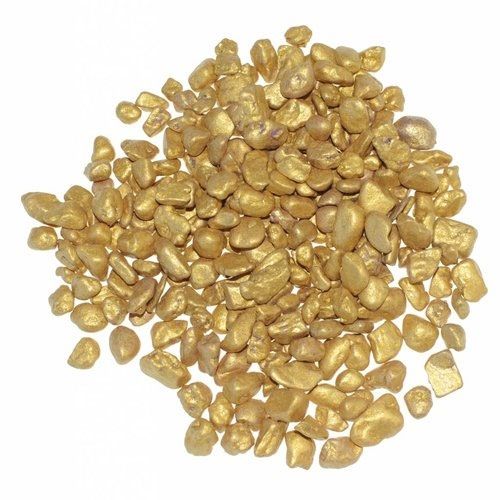 Een hoopje gouden decoratiesteentjes voor de piratengoud hobbyset.
