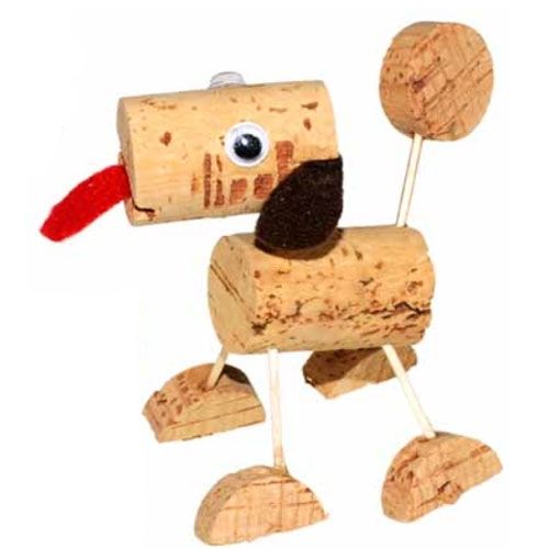 Een schuin aanzicht van een gemaakte Kids at Work DIY kurken hond met googly ogen en een rode tong.