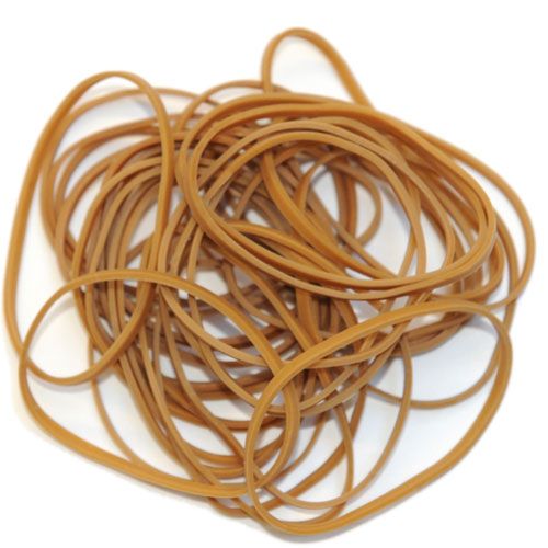 Een hoopje kids at work beige elastieken voor een DIY geweer.