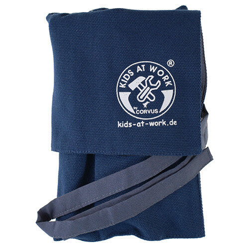 Kids at Work kindergereedschapstas opgerold en gesloten, met de grijze sluitbanden en het logo zichtbaar.