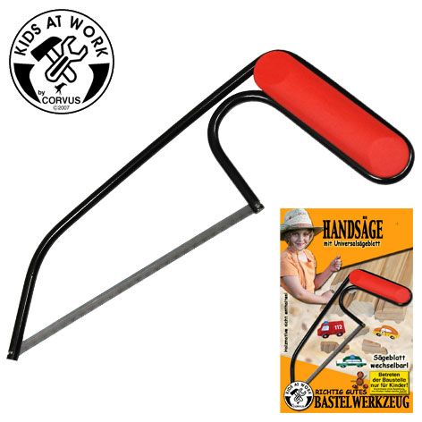 Kids at Work handzaag met zwart frame en rode handgreep, inclusief het Kids at Work logo en de productverpakking.