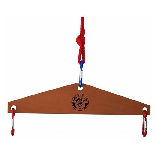 Kids at Work houten weegschaal balk met logo, hangend aan een rood touw.