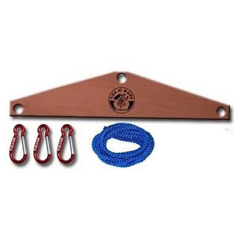Onderdelen van de Kids at Work houten weegschaal, met de houten balk, drie rode karabijnhaken en een opgerold blauw touw.