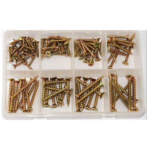 Detail van gele houtschroeven in een plastic sorteerdoos met verschillende vakken.
