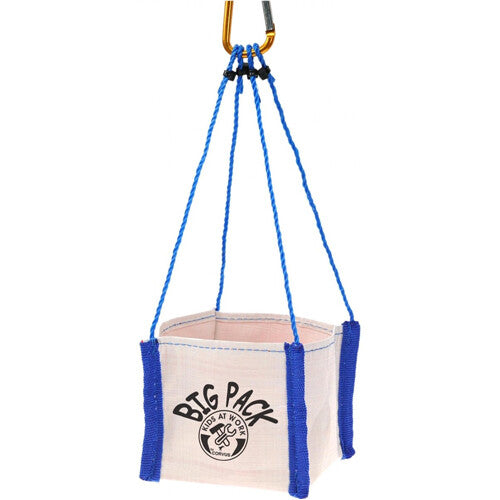 Kids at Work witte stoffen mand met blauwe banden en 'BIG PACK' logo, hangend aan een karabijnhaak.