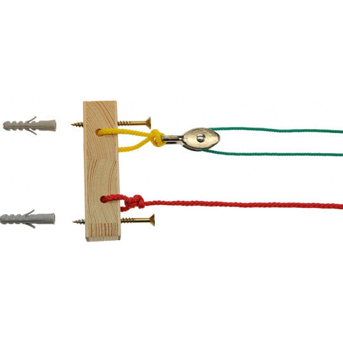 Houten bevestigingsblok met schroeven, pluggen en een katrol voor de kabelbaan.
