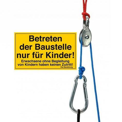Een katrol set met een geel waarschuwingsbord 'Betreten der Baustelle nur für Kinder!'.