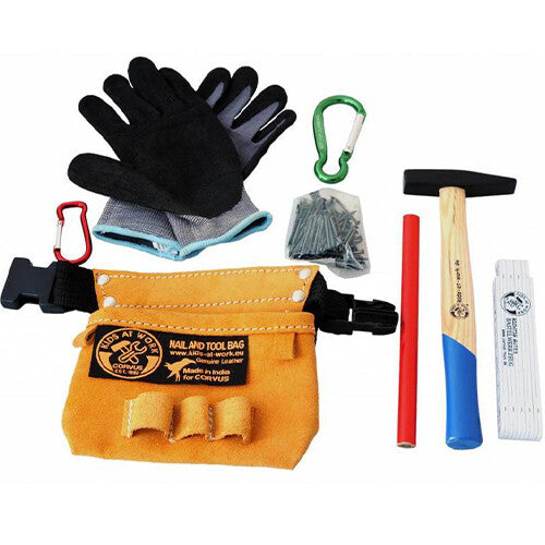 Kids at Work mini gereedschapsset met beige gereedschapsgordel, handschoenen, hamer, spijkers en meetlint.