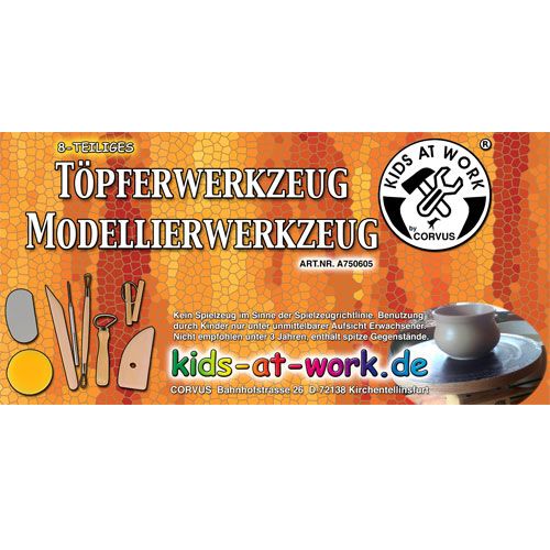 De verpakking van het Kids at Work pottenbakkers gereedschap, met Duitse tekst en een illustratie van de tools.