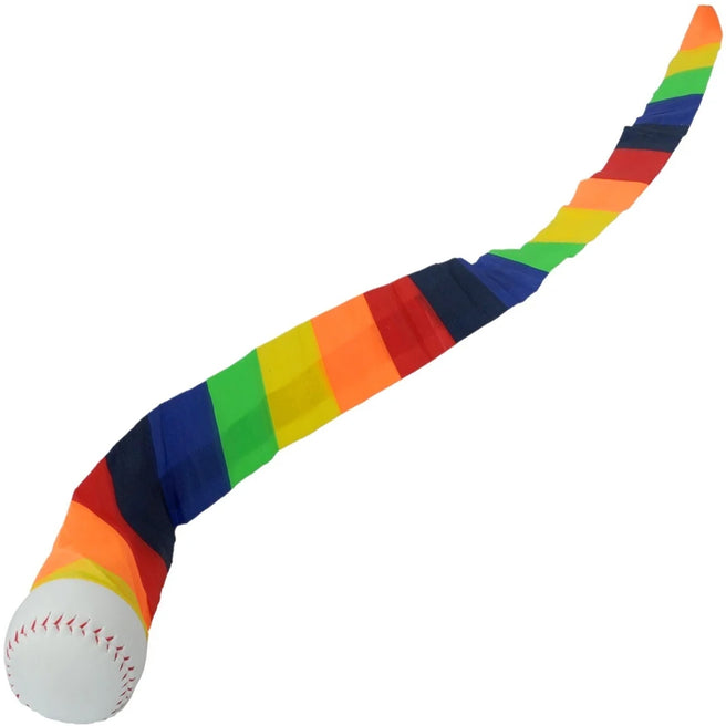 Kids at Work slingerbal met een witte bal en een lange regenboogkleurige stoffen staart.