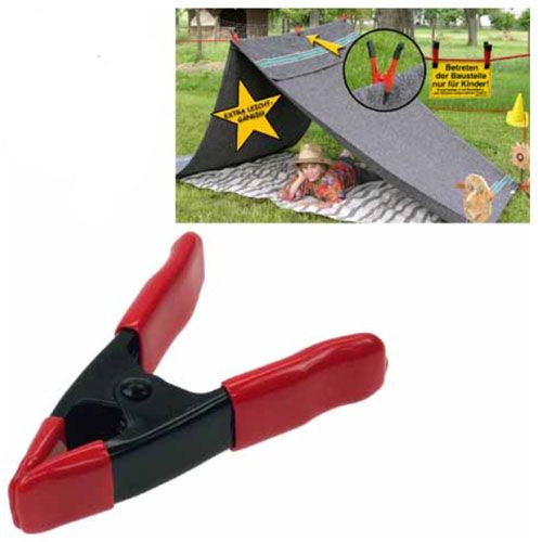Een kind speelt onder een tent gemaakt met kids at work tentklemmen.